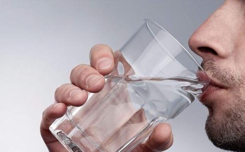 Вода с солью для очищения кишечника. Очищение организма водой: в каких случаях используется?