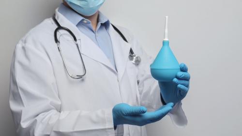 Обезопасить себя от запора: можно ли делать клизму 01