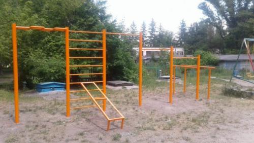 Турник во дворе частного дома. Уличный турник своими руками