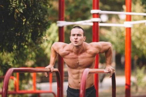 Турник во дворе частного дома. Уличный турник своими руками