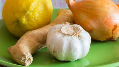 Врач развеял мифы о полезности лука и чеснока осенью 03