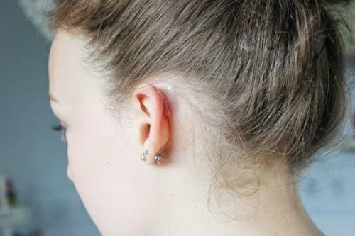 Почему в проколе в ухе, какая то твердая штучка. Прокалывание мочки или хряща уха 06