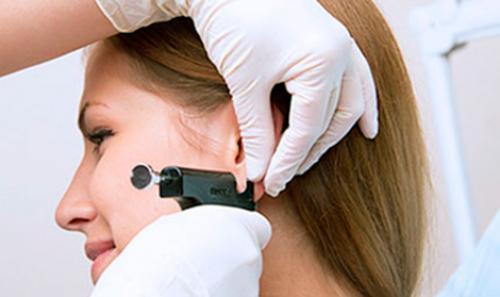 Вторая дырка в ухе у девушки с какой стороны. В каком ухе прокалывают вторую дырку девушке