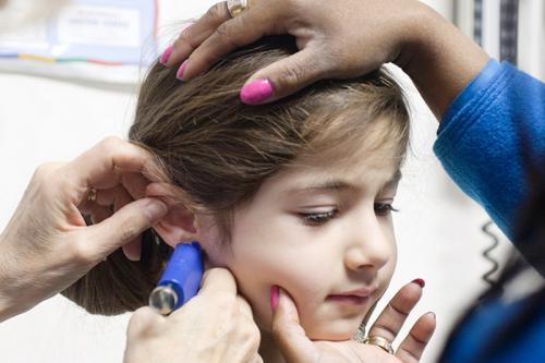 Прокол ушей, как лучше. В каком возрасте лучше прокалывать уши