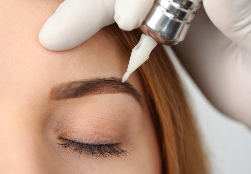 Что такое манипула для бровей. Что лучше – микроблейдинг или татуаж бровей: отличия и особенности