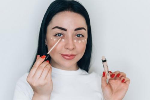 Как замазать синяки под глазами тональным кремом. Круги ада: учимся маскировать синяки под глазами