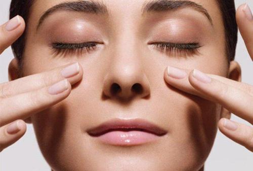 Можно ли использовать домашние средства для лечения синяков под глазами. Как убрать синяки под глазами: 12 быстрых и эффективных способов