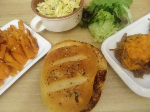 Сэндвич с рваной говядиной и жареным бататом