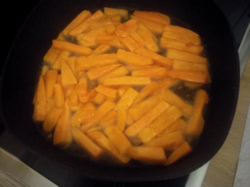 Сэндвич с рваной говядиной и жареным бататом