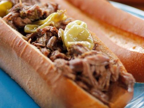 Сэндвич с рваной говядиной жизньмарт. Рваная говядина и карамелизованный лук на булочках