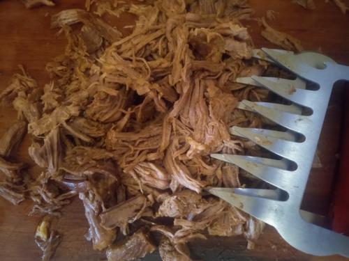 Сэндвич с рваной говядиной и жареным бататом