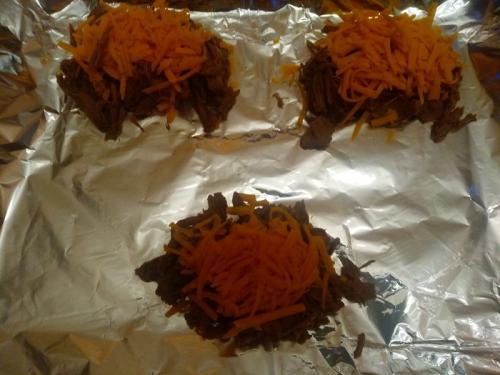 Сэндвич с рваной говядиной и жареным бататом