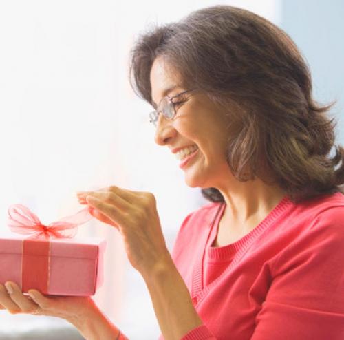 Что подарить женщине на 60 лет у которой все есть. Что подарить женщине на 60 лет со вкусом: советы по выбору подарка