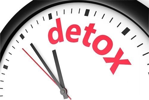 Нужно ли дополнять очищение водой другими методами, например, диетой или физической активностью. Что означает детоксикация?
